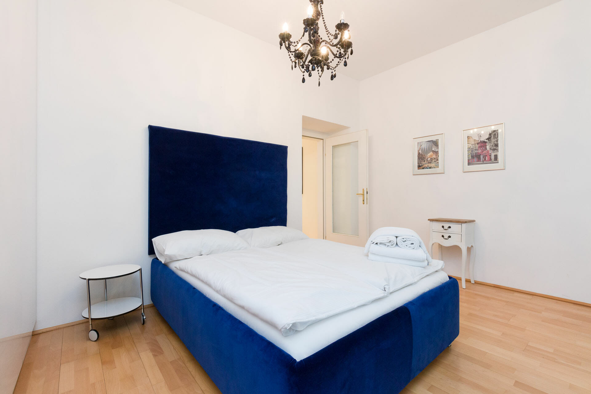 Prestige Apartments in Vienna Austria. Alser Strasse 14. Cosy studio apartment in the heart of Vienna. The apartment is located on the second hallway on the mezzanin floor and is facing the very quiet backyard. The open plan kitchen is separated from the living bedroom.