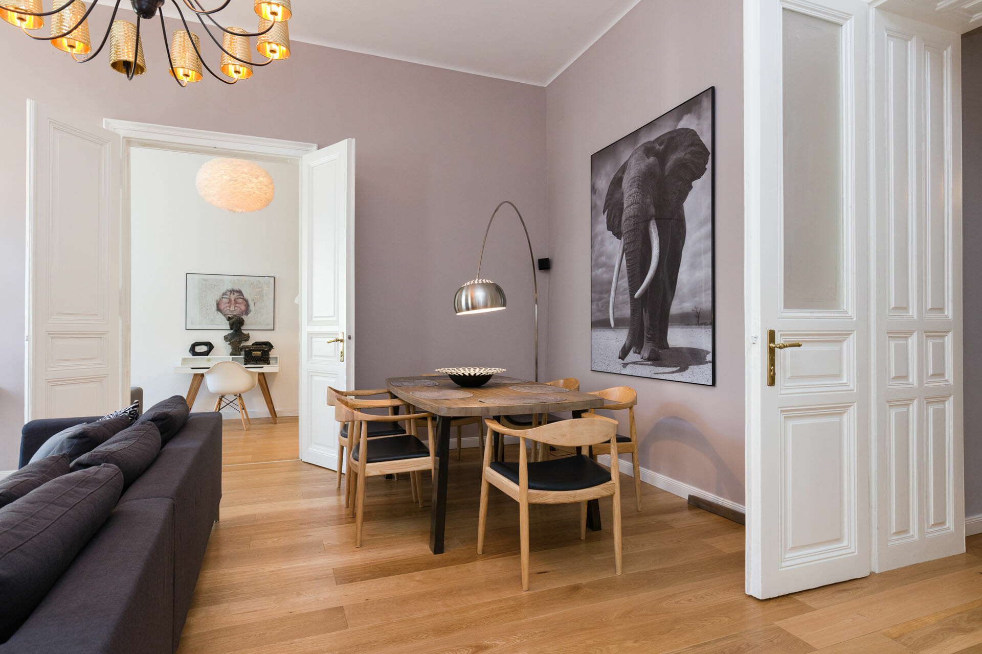 Prestige Apartments in Vienna. Pure Luxury in the Center of Vienna. First class 3 bedroom luxury apartment with space for up to 6 people - Live directly at the famous Stephansplatz.Graben 28.