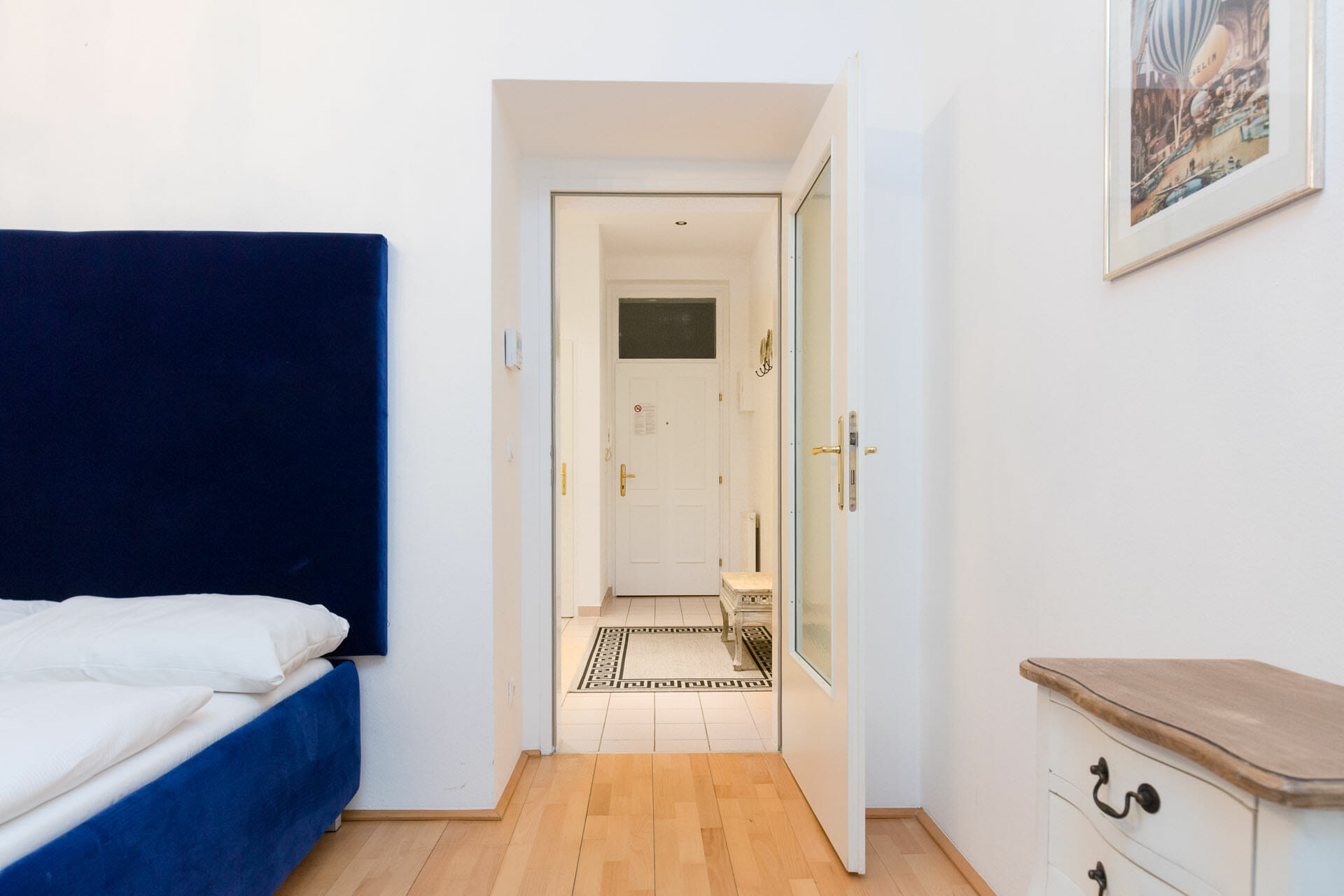 Prestige Apartments in Vienna Austria. Alser Strasse 14. Cosy studio apartment in the heart of Vienna. The apartment is located on the second hallway on the mezzanin floor and is facing the very quiet backyard. The open plan kitchen is separated from the living bedroom.